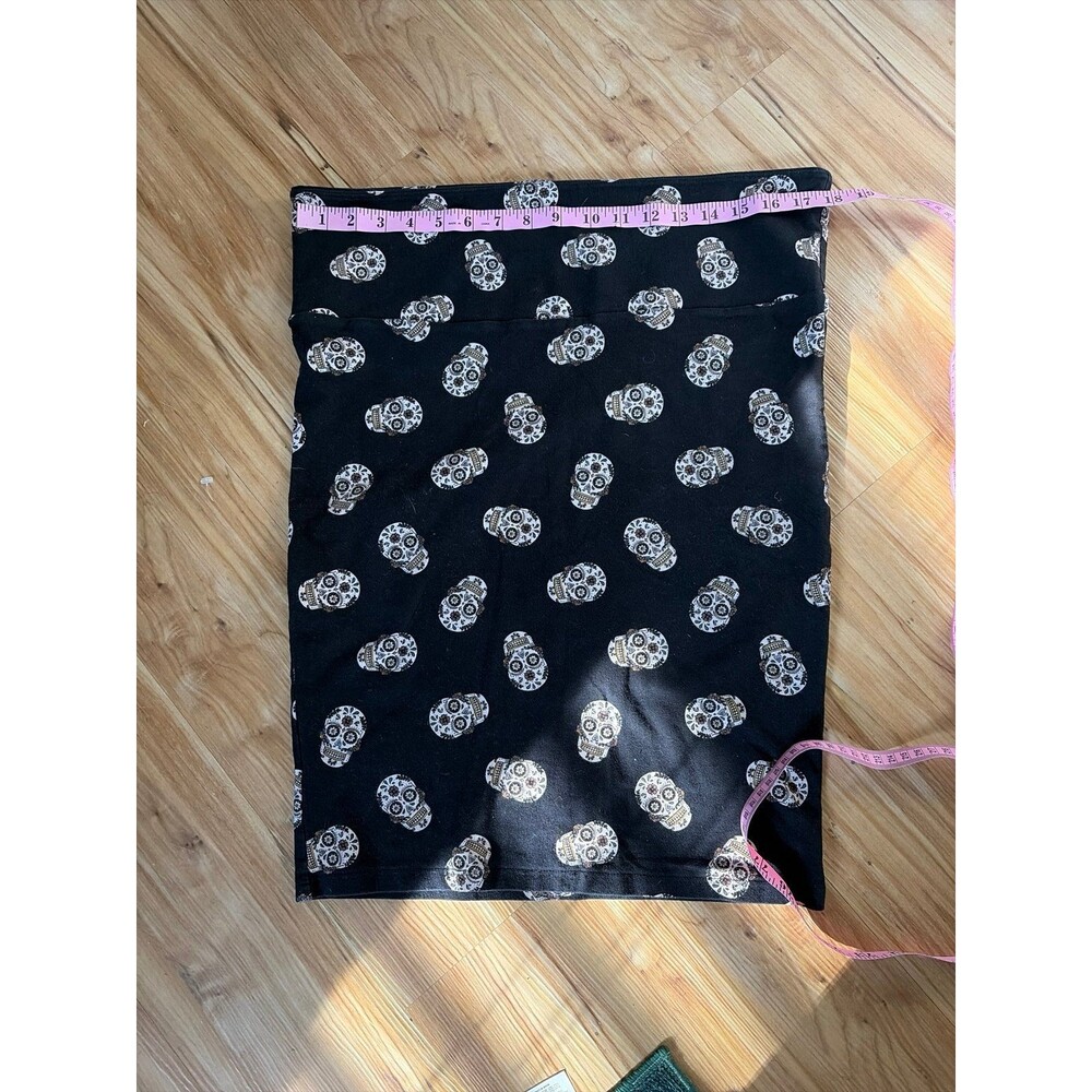 Skull pull on skirt. Torrid size 1